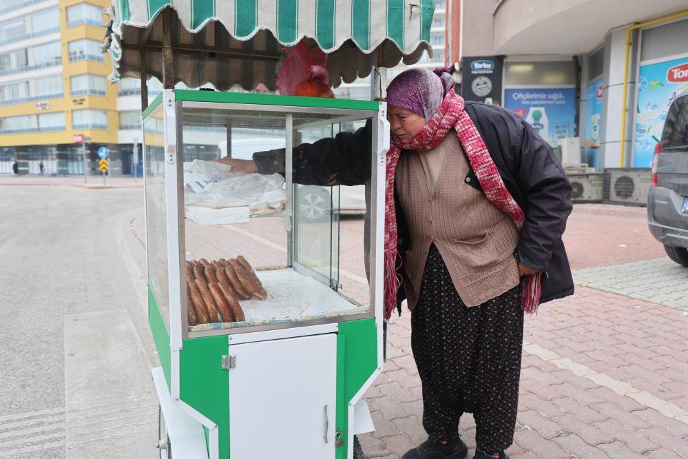 Eşinin kazasıyla hayatı değişti! Konya’nın simitçi teyzesinin hikayesi 1